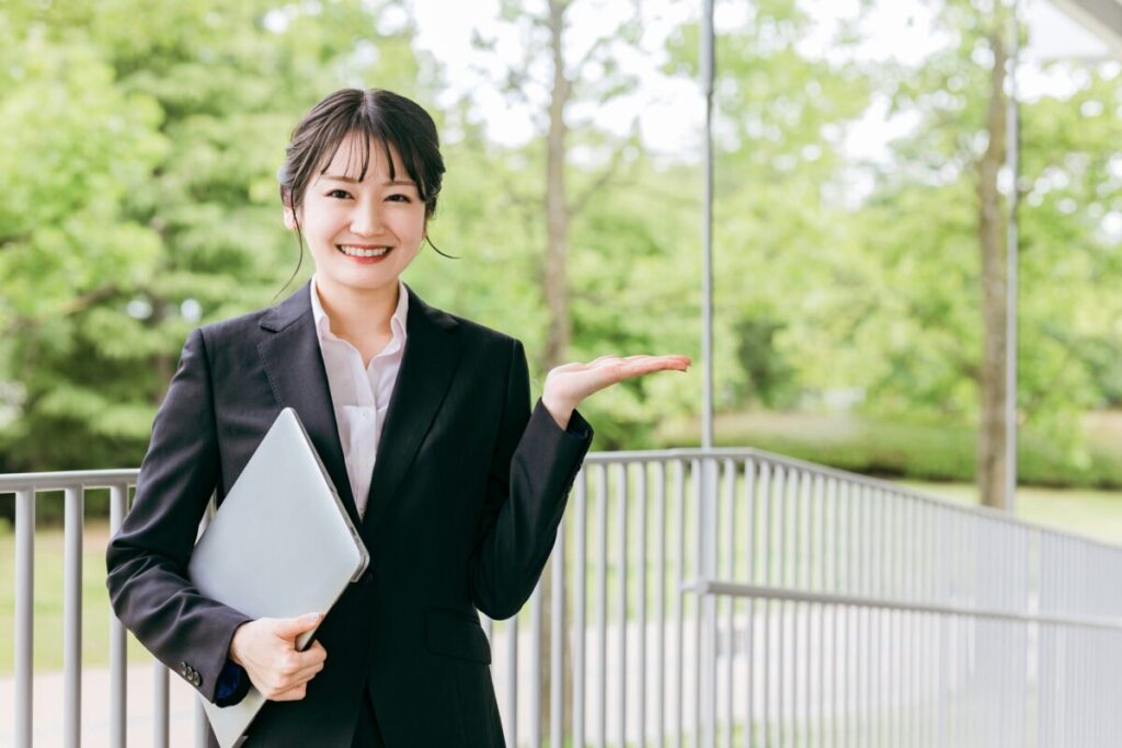 おすすめしている女性のイメージ画像